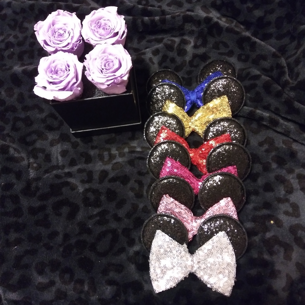 (1) Minnie Mouse bow clip
